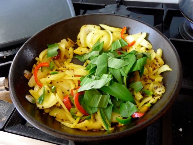 In go the onion and garlic leaves